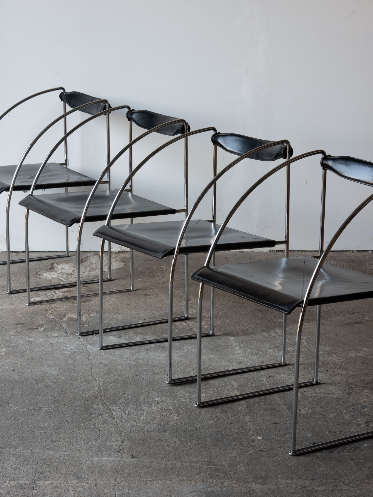 Krzesła Patoz ustawione w rzędzie