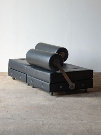 Sofa Todo Modo z oparciami w różnych pozycjach