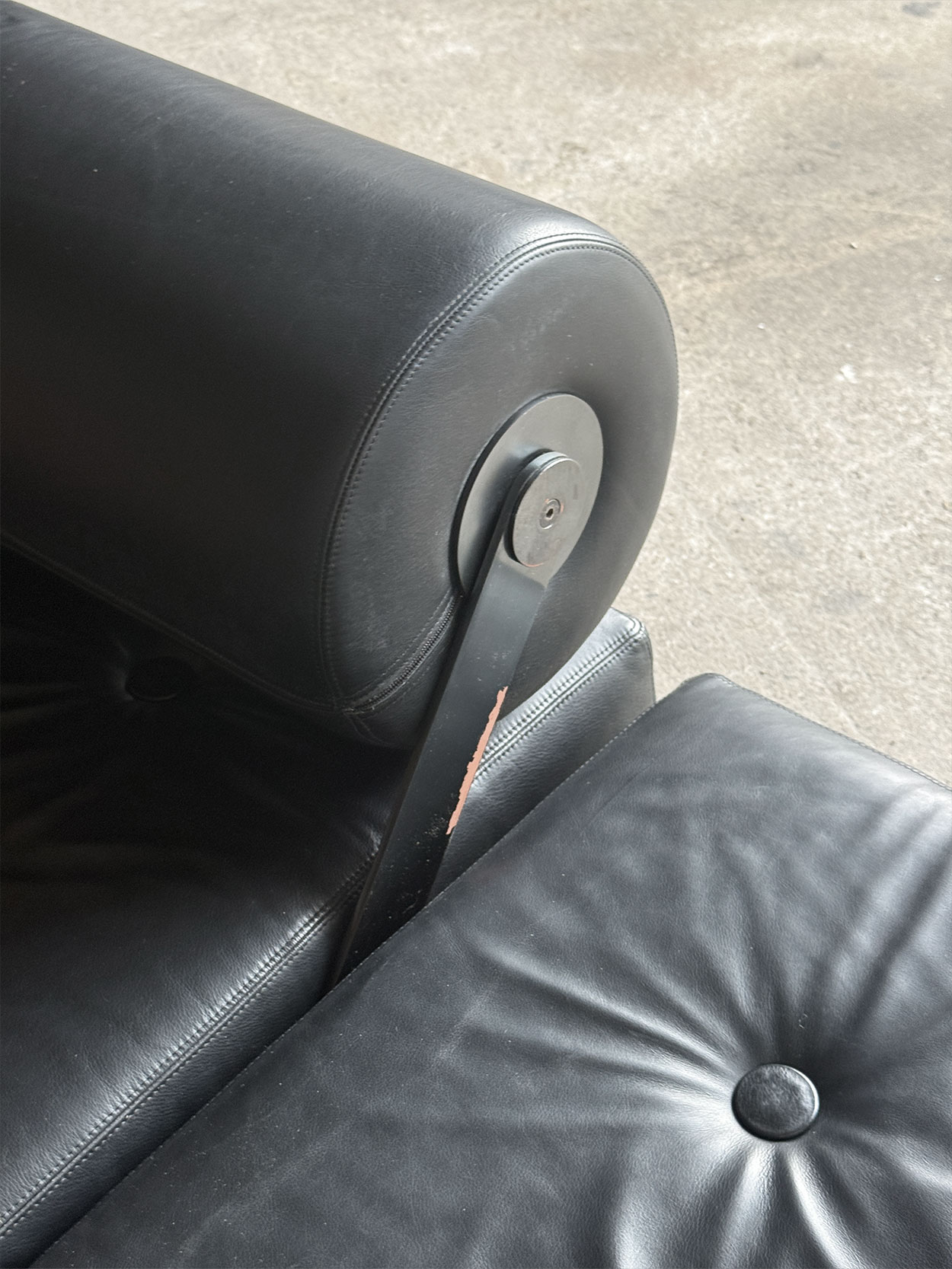 Detal mocowania oparcia sofa Todo Modo