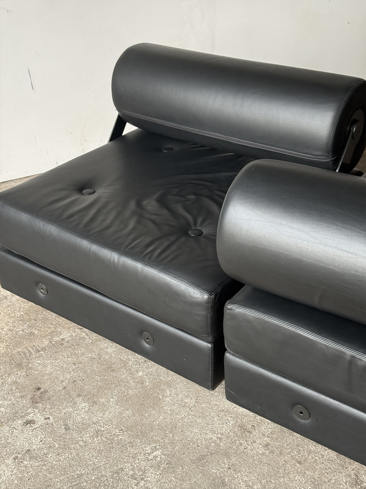 Detal siedziska sofa Todo Modo czarna skóra