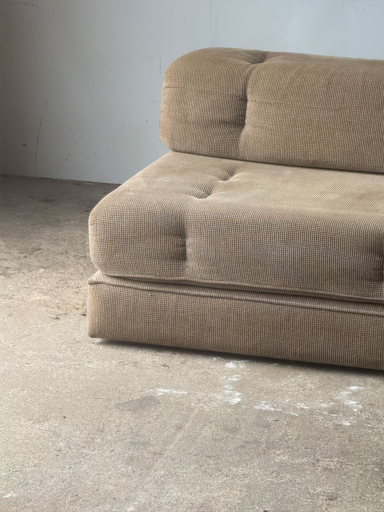 Detal tapicerki kanapy Atrium Wittmann