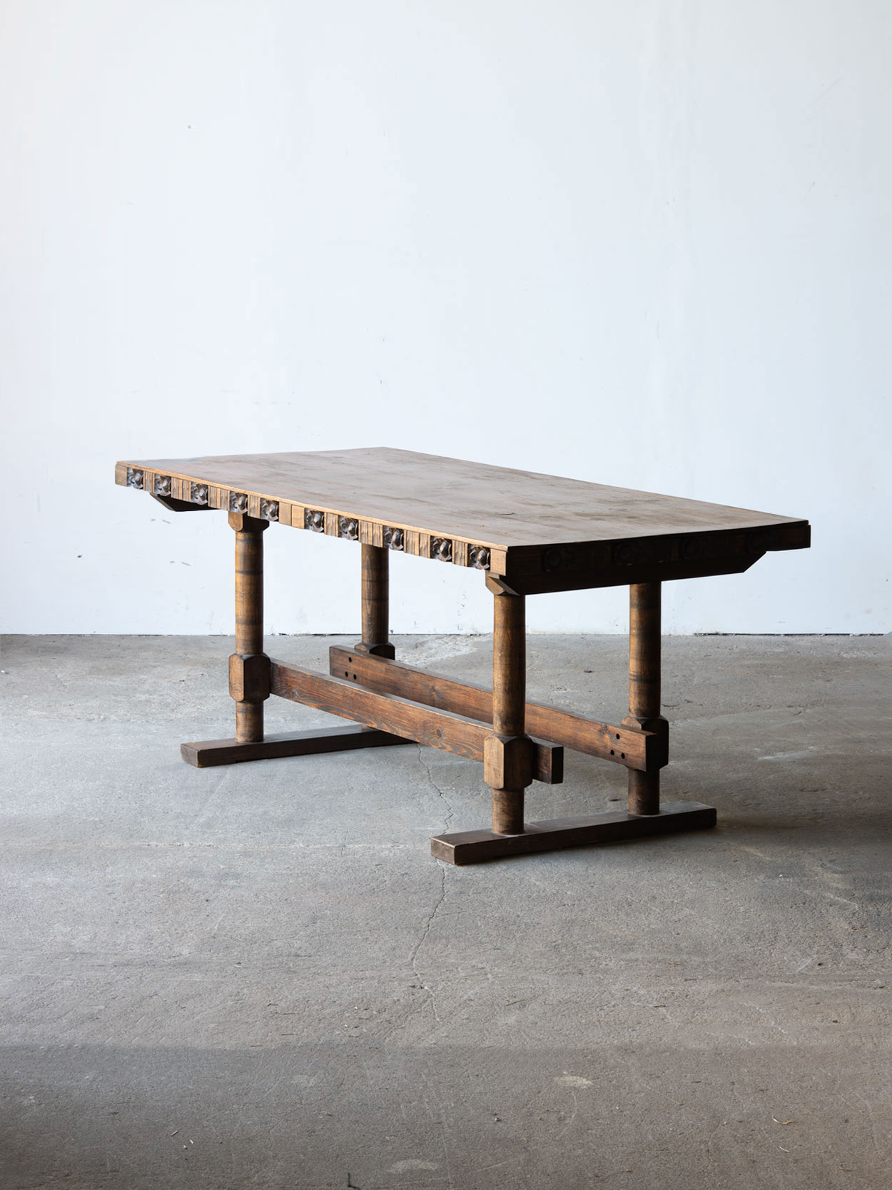 Drewniany stół Cepelia z rzeźbionym obrzeżem