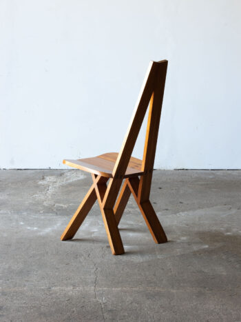 Tył krzesła Pierre Chapo S45 z widocznym oparciem