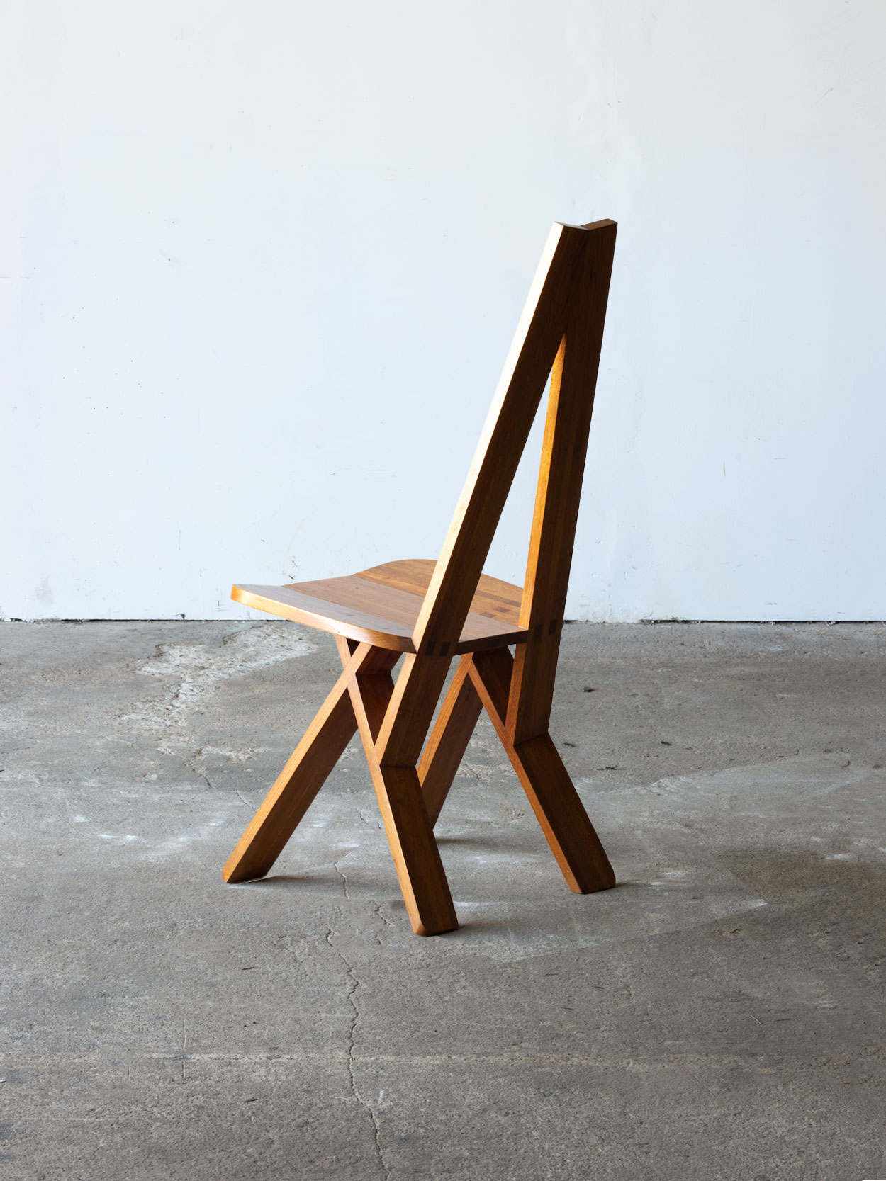 Tył krzesła Pierre Chapo S45 z widocznym oparciem