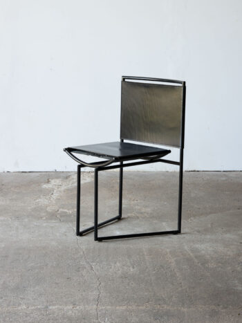 Krzesło Mario Botta model 91 widok z tyłu i boku na betonowej posadzce