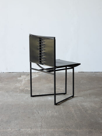 Detal oparcia krzesła Mario Botta z widocznym systemem sznurowania skóry