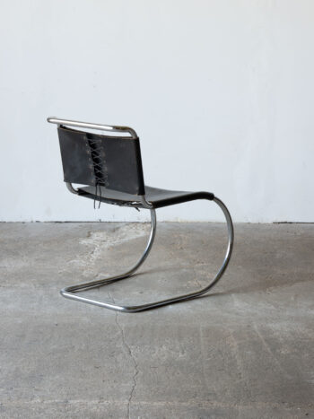 Krzesło MR10 widok z boku z charakterystyczną linią giętej stali