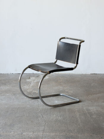 Krzesło MR10 widok z przodu na chromowanej ramie i skórzanym siedzisku