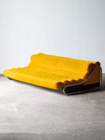 Sofa Impala Gillisa Lundgrena dla IKEA w żółtej tapicerce, rozłożona do funkcji spania.