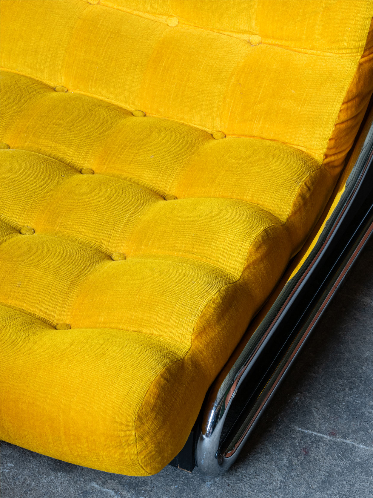 Zbliżenie na żółtą pikowaną tapicerkę sofy Impala Gillisa Lundgrena dla IKEA.