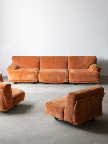 Modułowa sofa Fiandra Vico Magistrettiego w oryginalnej pomarańczowej tkaninie.
