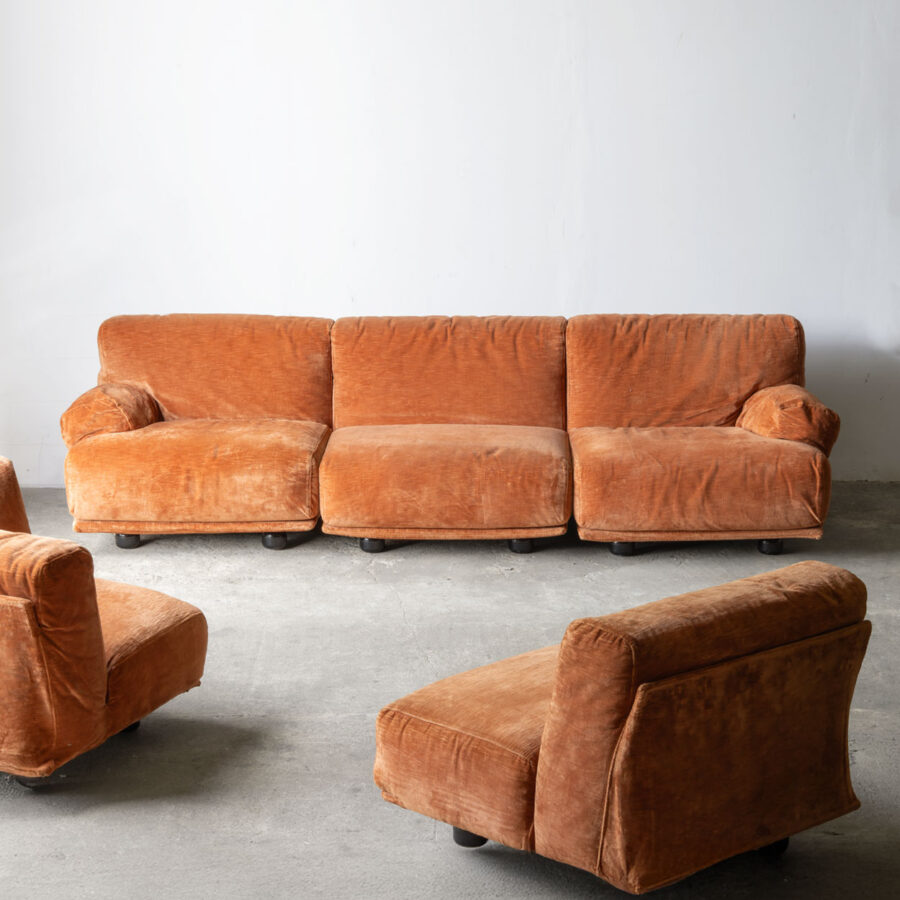 Modułowa sofa Fiandra Vico Magistrettiego w oryginalnej pomarańczowej tkaninie.