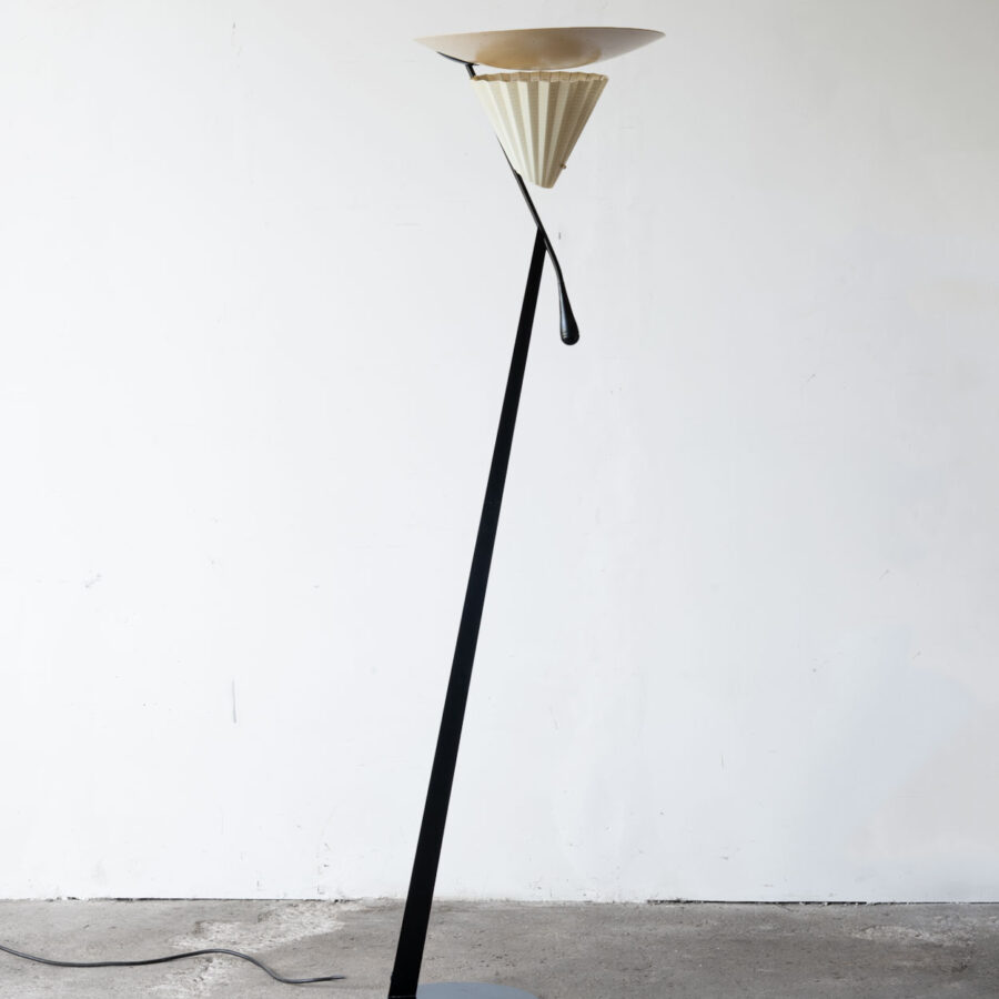 Czarna lampa podłogowa Mantide 315 Mauro Canforiego dla Oluce na okrągłej podstawie.