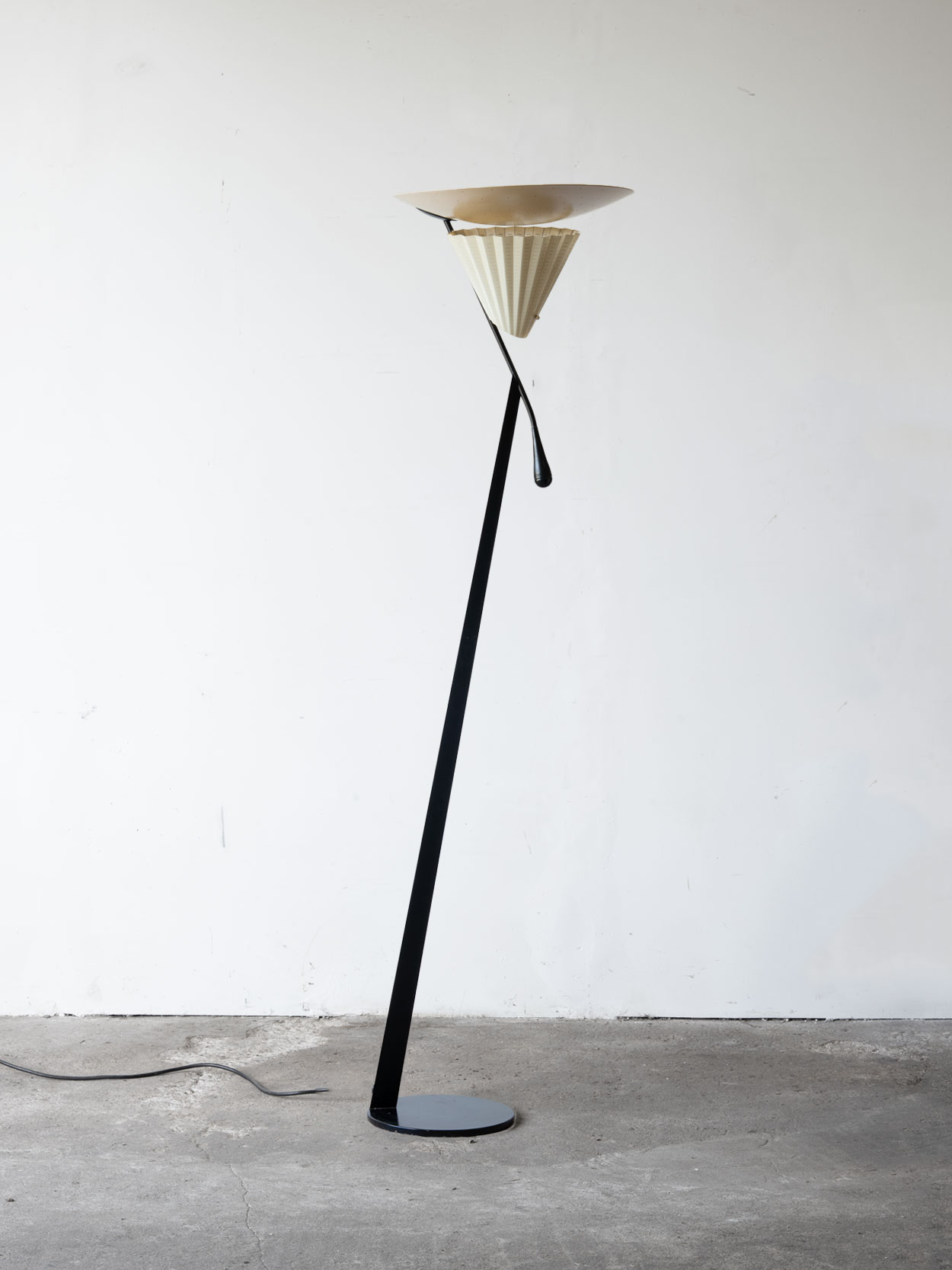 Czarna lampa podłogowa Mantide 315 Mauro Canforiego dla Oluce na okrągłej podstawie.