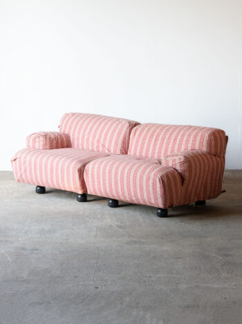 Różowa sofa Fiandra, proj. Vico Magistretti, Cassina, Włochy
