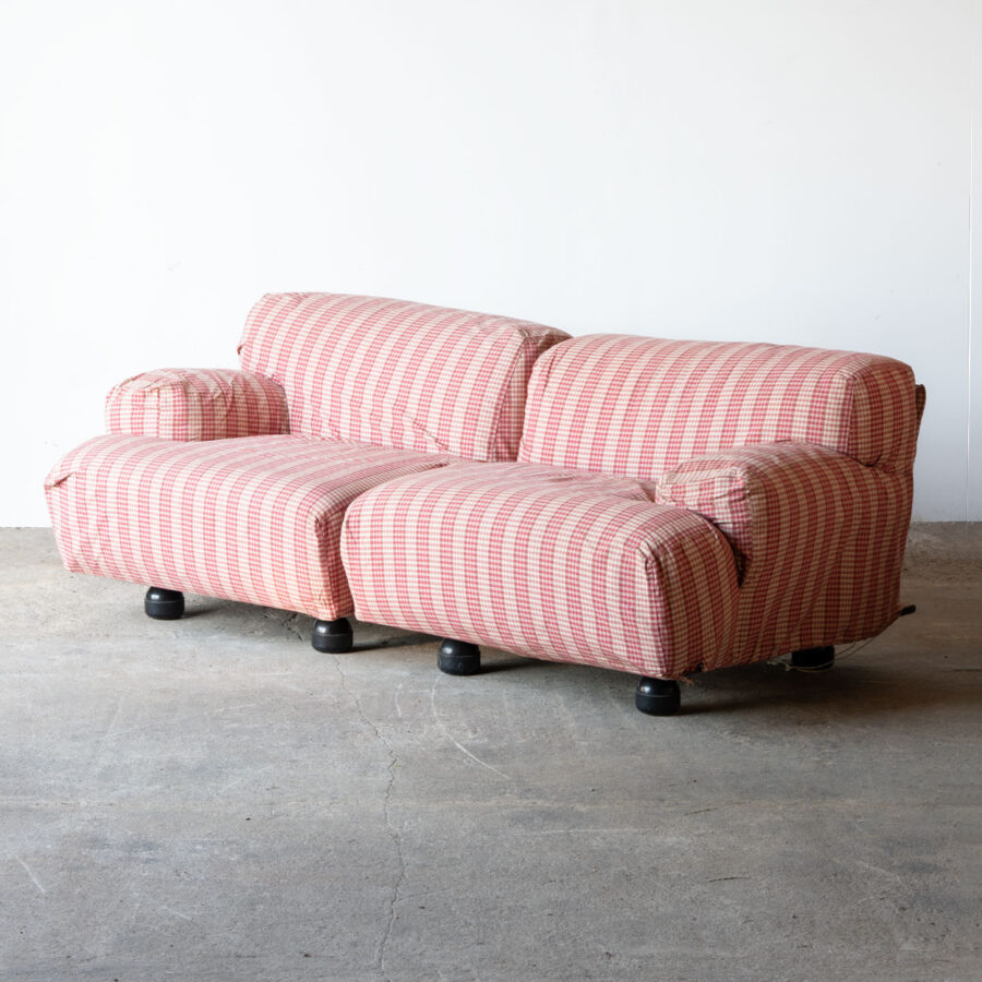Różowa sofa Fiandra, proj. Vico Magistretti, Cassina, Włochy