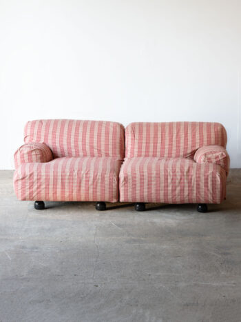 Różowa sofa Fiandra, proj. Vico Magistretti, Cassina, Włochy
