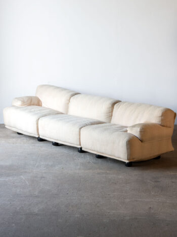 Beżowa sofa Fiandra, proj. Vico Magistretti, Cassina, Włochy