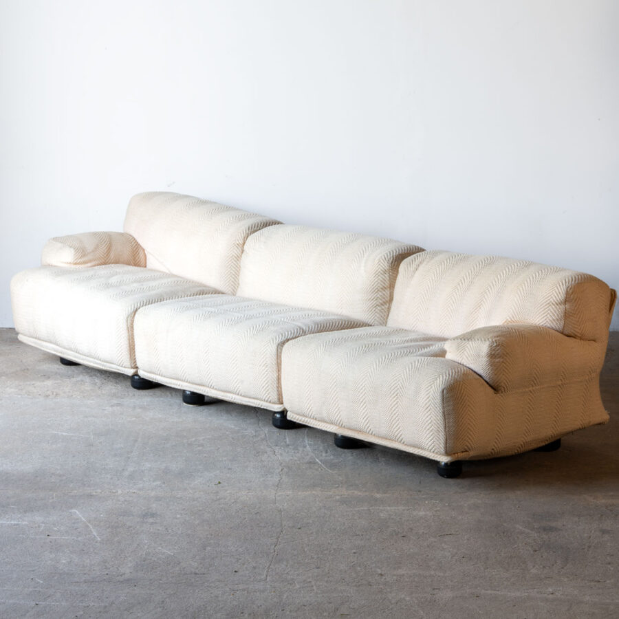 Beżowa sofa Fiandra, proj. Vico Magistretti, Cassina, Włochy