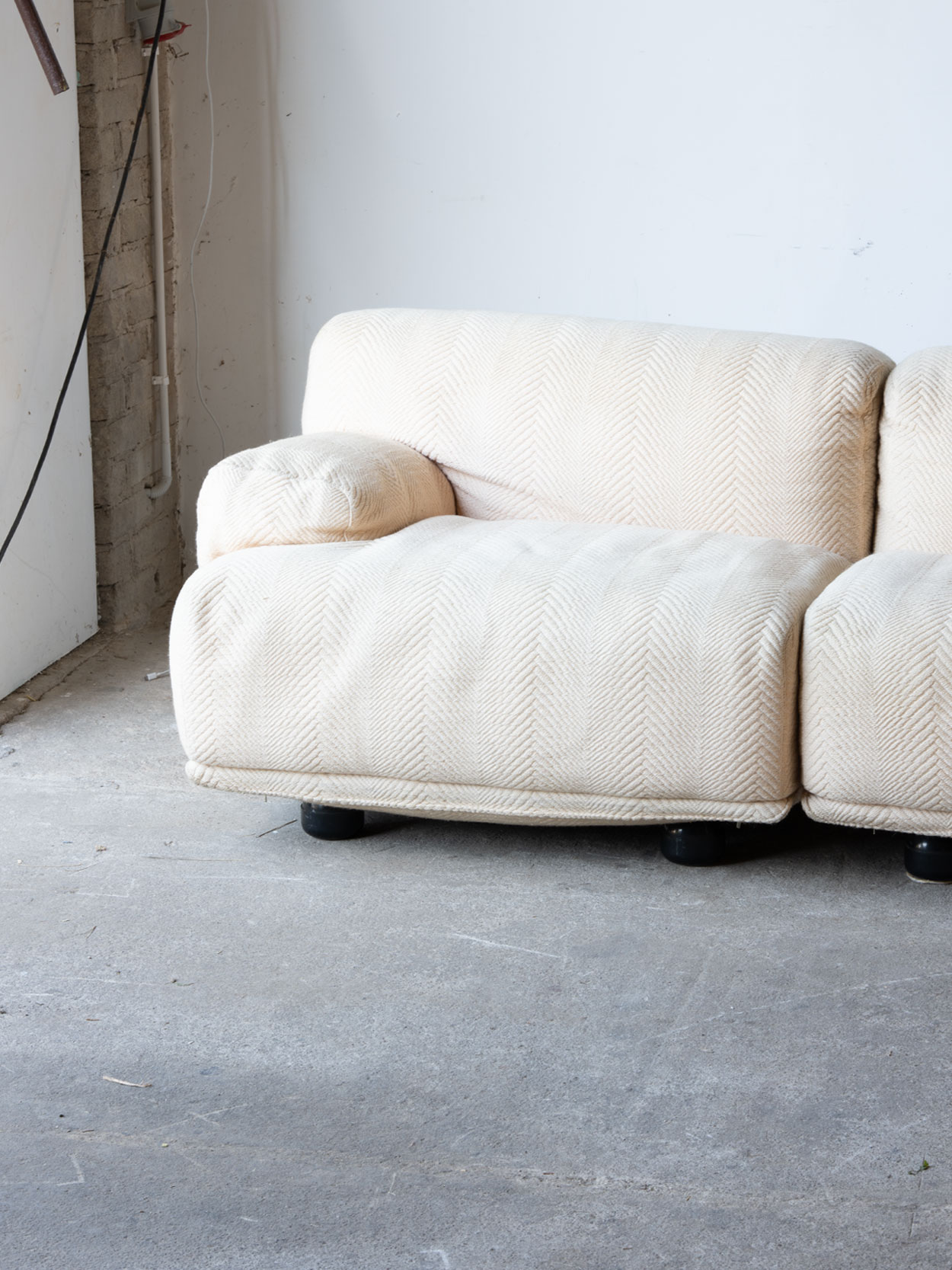 Beżowa sofa Fiandra, proj. Vico Magistretti, Cassina, Włochy - obrazek 3