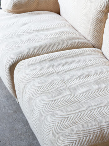 Beżowa sofa Fiandra, proj. Vico Magistretti, Cassina, Włochy