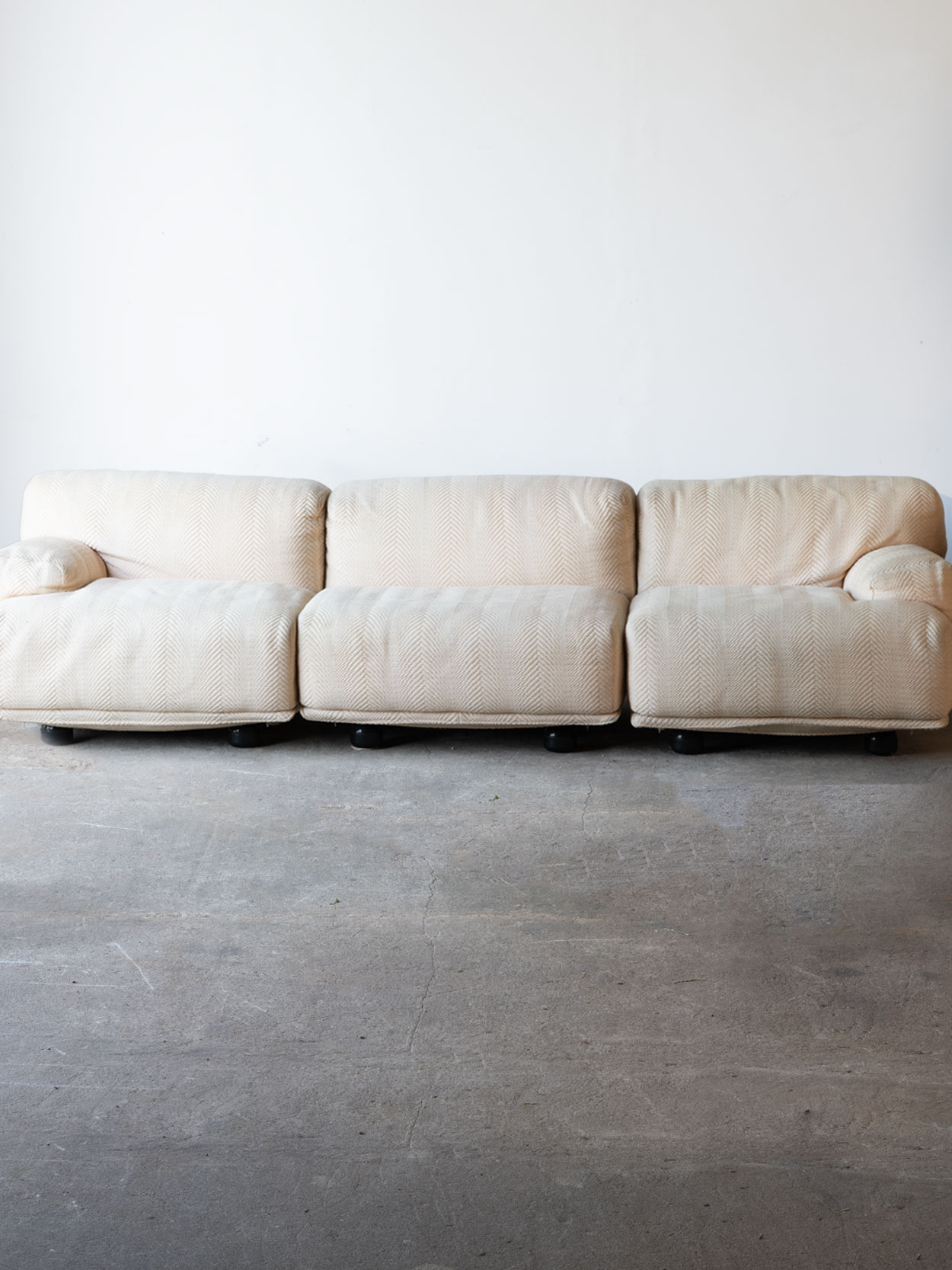 Beżowa sofa Fiandra, proj. Vico Magistretti, Cassina, Włochy - obrazek 4