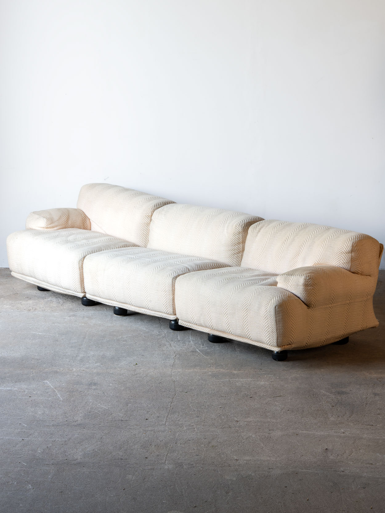 Beżowa sofa Fiandra, proj. Vico Magistretti, Cassina, Włochy