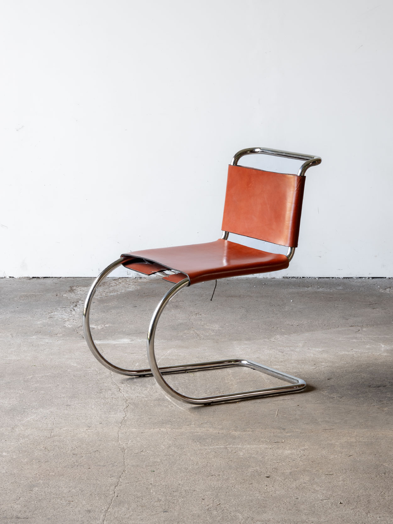 Bordowe krzesło MR10, proj. Mies van der Rohe